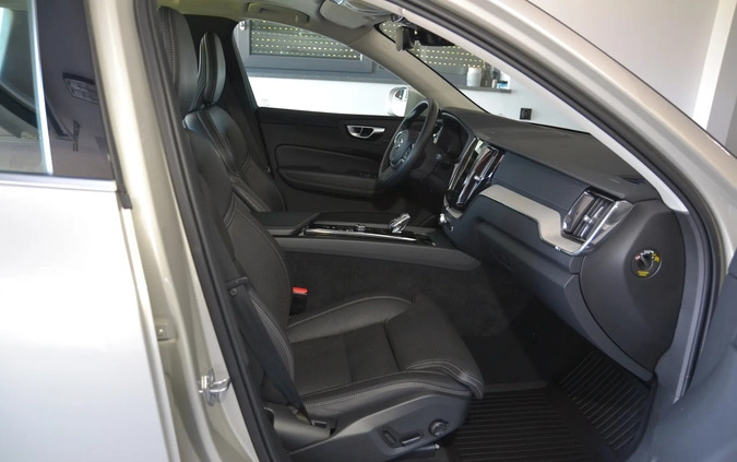 Volvo XC 60 cena 178999 przebieg: 114250, rok produkcji 2021 z Staszów małe 562